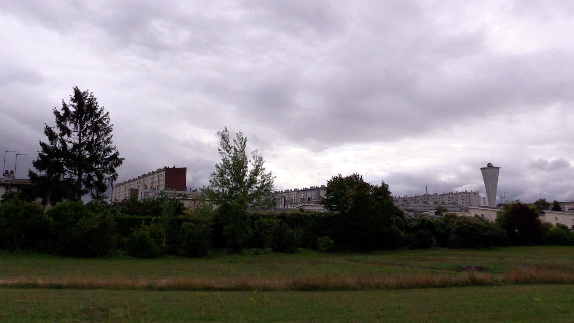 "Que reste-t-il ?" est une série documentaire s'inscrivant dans les mémoires de quartiers d'Amiens Nord qui traite de la rénovation urbaine.