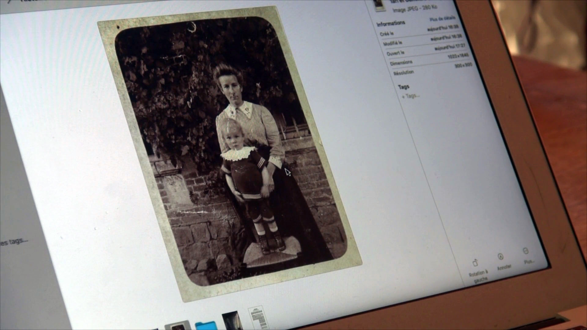 Leila Veut Partager Des Informations Pix Traces de guerre - CARMEN